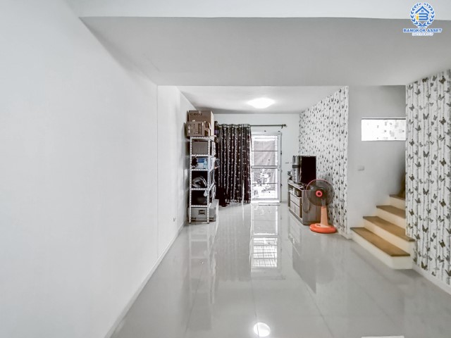 ทาวน์เฮ้าส์มือสองย่านศาลายา โครงการ พฤกษาวิลล์56 บรมราชชนนี บ้านสวยพร้อมเข้าอยู่จากแบรนด์ดัง *พฤกษาเรียลเอสเตท*  เนื้อที่ 19 ตร.ว. ฟังก์ชัน 3 ห้องนอน 2 ห้องน้ำ บนทำเลเชื่อมต่อหลายเส้นทาง  เข้าเมืองได้อย่างง่าย พร้อมราคาสุดคุ้ม จองเลย!!